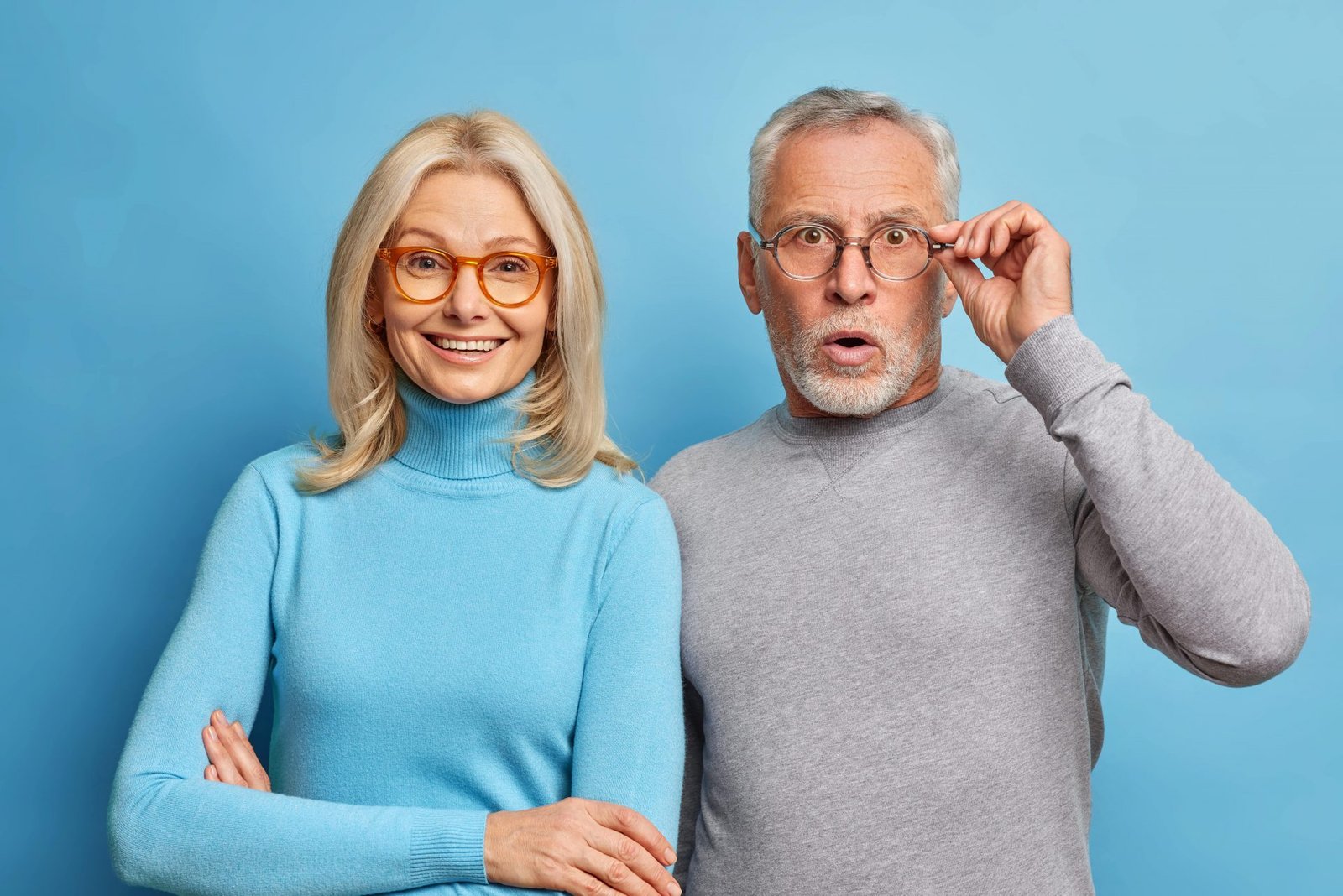 Un couple entend de nouveau grâce à l'appareil auditif intra-auriculaire