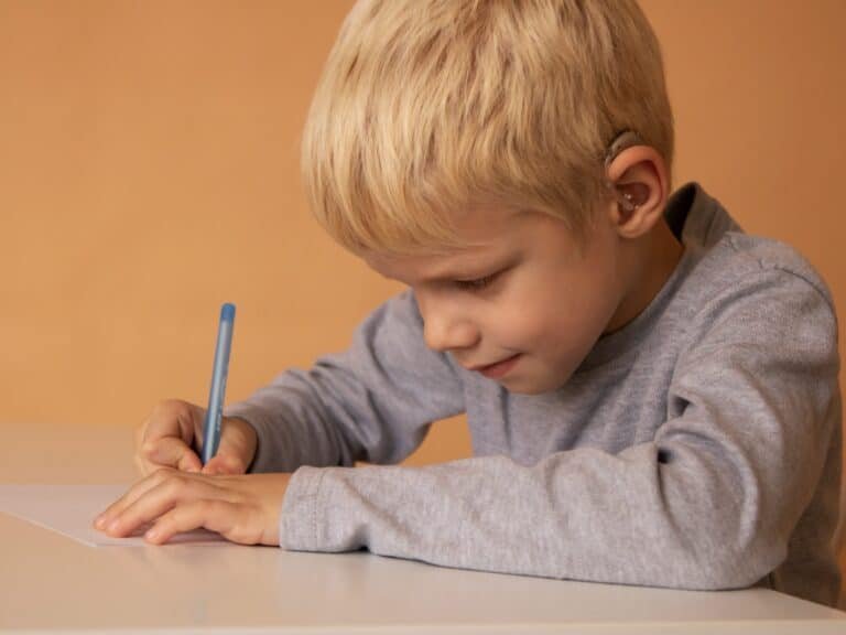 Les avancées en matière d’appareils auditifs pour les enfants